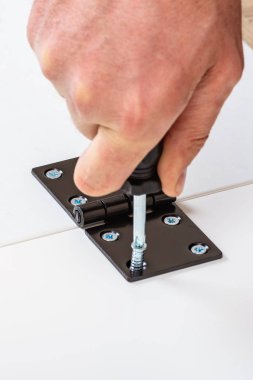 Alıcı montaja hazır katlanır tablo yuvarlanır. Montaja hazır mobilyalar