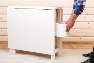 Alıcı montaja hazır katlanır tablo yuvarlanır. Montaja hazır mobilyalar