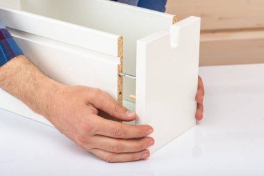 Alıcı montaja hazır katlanır tablo yuvarlanır. Montaja hazır mobilyalar