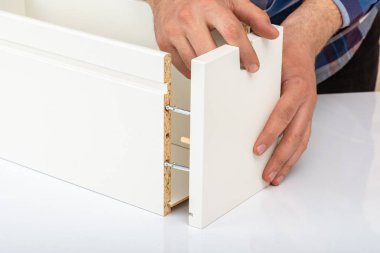 Alıcı montaja hazır katlanır tablo yuvarlanır. Montaja hazır mobilyalar