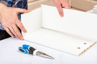 Alıcı montaja hazır katlanır tablo yuvarlanır. Montaja hazır mobilyalar