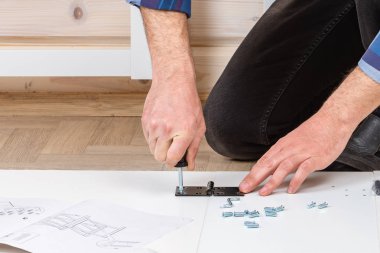 Alıcı montaja hazır katlanır tablo yuvarlanır. Montaja hazır mobilyalar