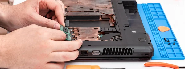 Engenheiro faz desmontagem de RAM para desmontar e reparar um laptop . — Fotografia de Stock