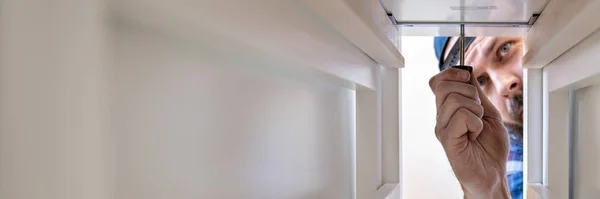 Alıcı montaja hazır katlanır tablo yuvarlanır. Montaja hazır mobilyalar