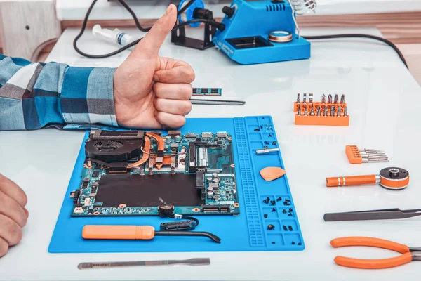 O reparador trabalha em suporte técnico, está envolvido na restauração e limpeza do laptop . — Fotografia de Stock