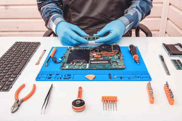 Mühendis, bir dizüstü bilgisayarın sökülmesi ve onarılması için Ram'ın sökülmesini sağlar.