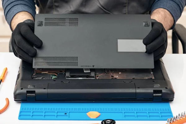 Engenheiro desmonta os detalhes de um laptop quebrado para reparo — Fotografia de Stock