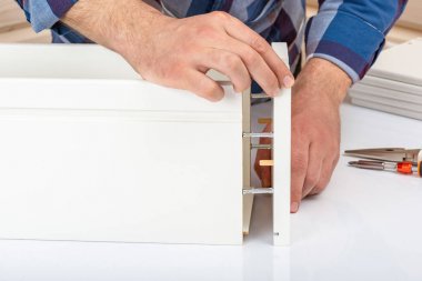 Alıcı montaja hazır katlanır tablo yuvarlanır. Montaja hazır mobilyalar