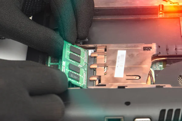 Mühendis, bir dizüstü bilgisayarın sökülmesi ve onarılması için Ram'ın sökülmesini sağlar.