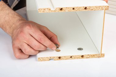 Alıcı montaja hazır katlanır tablo yuvarlanır. Montaja hazır mobilyalar. Ev mobilyalarının montajı