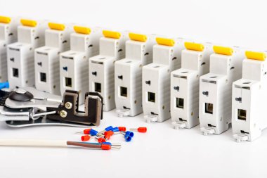 Otomatik devre kesiciler, beyaz arka planda. Elektrikli ekipmanlar. Elektrik koruma ve kontrol için aksesuarlar