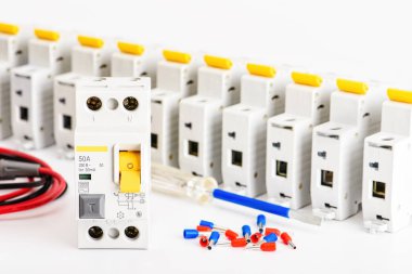 Otomatik devre kesiciler, beyaz arka planda. Elektrikli ekipmanlar. Elektrik koruma ve kontrol için aksesuarlar