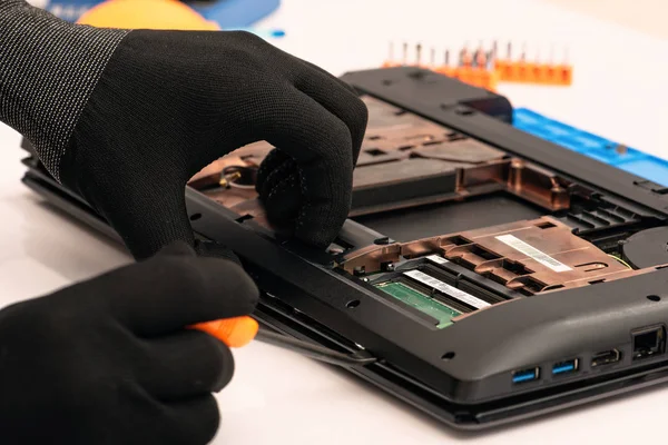 Engenheiro desmonta os detalhes de um laptop quebrado para reparo — Fotografia de Stock