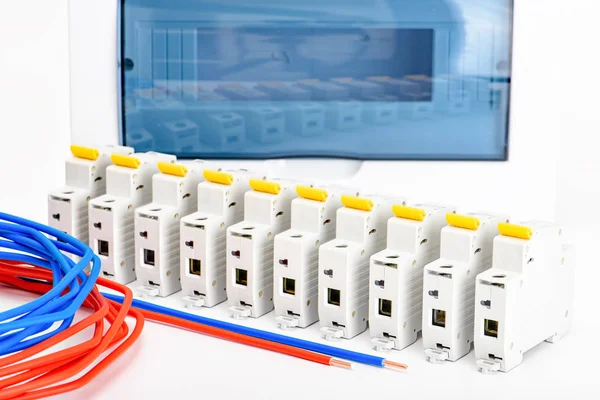 Otomatik devre kesiciler, bakır tek çekirdekli kablo. Güvenli ve emniyetli elektrik tesisatı için aksesuarlar. Elektrikli ekipmanlar, koruma ve kontrol, beyaz arka plan.