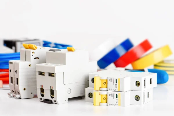 Otomatik devre kesiciler, bakır tek çekirdekli kablo. Güvenli ve emniyetli elektrik tesisatı için aksesuarlar. Elektrikli ekipmanlar, koruma ve kontrol, beyaz arka plan.