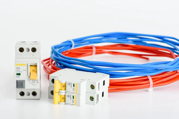 自动断路器,铜单芯电缆。用于安全电气安装的附件。电气设备,保护与控制,白色背景. — 图库照片