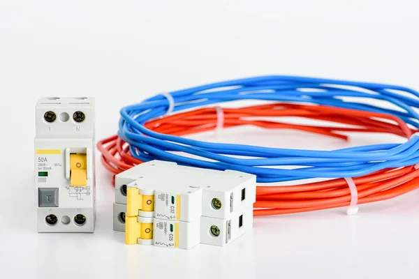 Disyuntores automáticos, cable de cobre de un solo núcleo. Accesorios para una instalación eléctrica segura. Equipamiento eléctrico, protección y control, fondo blanco . —  Fotos de Stock