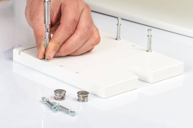 Alıcı montaja hazır katlanır tablo yuvarlanır. Montaja hazır mobilyalar. Ev mobilyalarının montajı