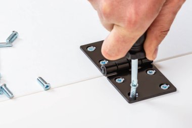 Alıcı montaja hazır katlanır tablo yuvarlanır. Montaja hazır mobilyalar. Ev mobilyalarının montajı