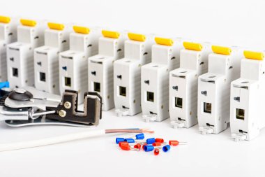 Otomatik devre kesiciler, beyaz arka planda. Elektrikli ekipmanlar. Elektrik koruma ve kontrol için aksesuarlar