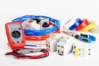 Otomatik devre kesiciler, bakır tek çekirdekli kablo. Güvenli ve emniyetli elektrik tesisatı için aksesuarlar. Elektrikli ekipmanlar, koruma ve kontrol, beyaz arka plan.