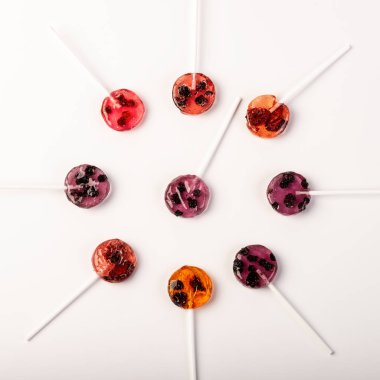 Lolipop doğal meyve ve çilek yapılmış. Sağlıklı gıda ve vejetaryen gıda kavramları.