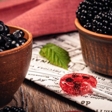 Lolipop doğal meyve ve çilek yapılmış. Sağlıklı gıda ve vejetaryen gıda kavramları.