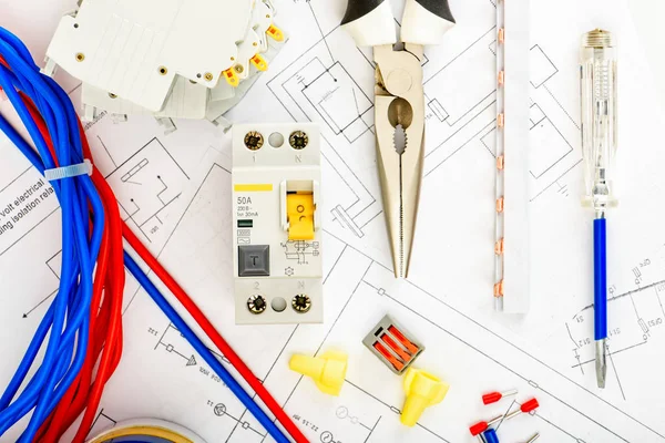 Otomatik devre kesiciler, beyaz arka planda. Elektrikli ekipmanlar. Elektrik koruma ve kontrol için aksesuarlar