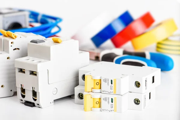 Otomatik devre kesiciler, bakır tek çekirdekli kablo. Güvenli ve emniyetli elektrik tesisatı için aksesuarlar. Elektrikli ekipmanlar, koruma ve kontrol, beyaz arka plan.