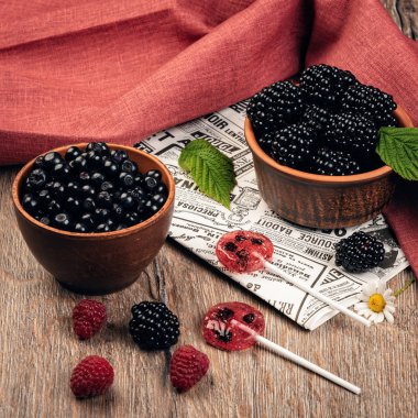 Lolipop doğal meyve ve çilek yapılmış. Sağlıklı gıda ve vejetaryen gıda kavramları.