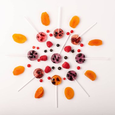 Lolipop doğal meyve ve çilek yapılmış. Sağlıklı gıda ve vejetaryen gıda kavramları.