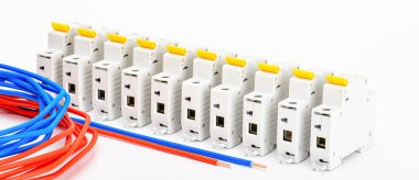 Otomatik devre kesiciler, bakır tek çekirdekli kablo. Güvenli ve emniyetli elektrik tesisatı için aksesuarlar. Elektrikli ekipmanlar, koruma ve kontrol, beyaz arka plan.