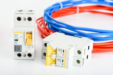Otomatik devre kesiciler, bakır tek çekirdekli kablo. Güvenli ve emniyetli elektrik tesisatı için aksesuarlar. Elektrikli ekipmanlar, koruma ve kontrol, beyaz arka plan.