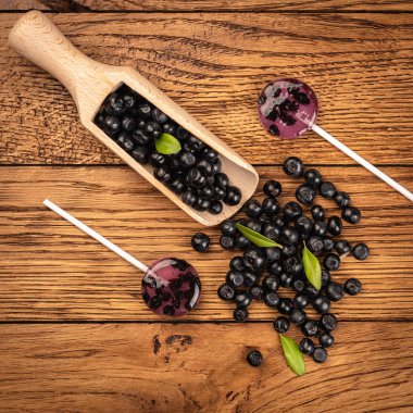 Lolipop doğal meyve ve çilek yapılmış. Sağlıklı gıda ve vejetaryen gıda kavramları.