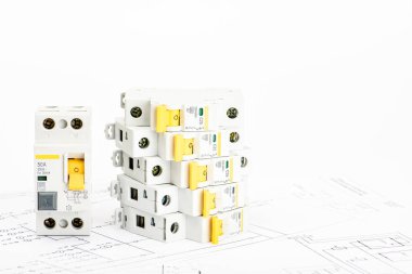 Otomatik devre kesiciler, bakır tek çekirdekli kablo. Güvenli ve emniyetli elektrik tesisatı için aksesuarlar. Elektrikli ekipmanlar, koruma ve kontrol, beyaz arka plan.