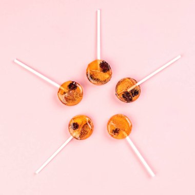 Lolipop doğal meyve ve çilek yapılmış. Sağlıklı gıda ve vejetaryen gıda kavramları.