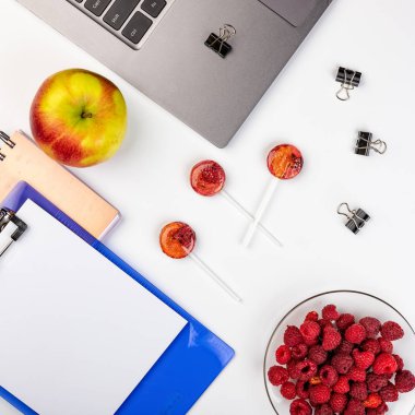 Lolipop doğal meyve ve çilek yapılmış. Sağlıklı gıda ve vejetaryen gıda kavramları. İş bir zevktir..