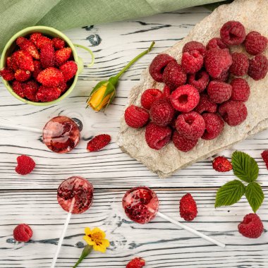 .Lolipop doğal meyve ve çilek yapılmış. Sağlıklı gıda ve vejetaryen gıda kavramları