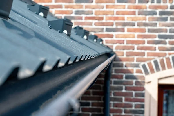 金属屋根のためのガターシステム 屋根の上のホルダーガター排水システム — ストック写真