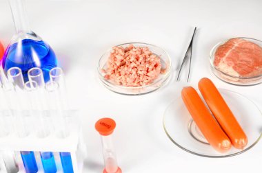 Sentetik et üretimi. Laboratuvarda uygun bir ürün var mı diye bakıyorum. Yapay et geleceğin gıdasıdır. Test tüpü eti.