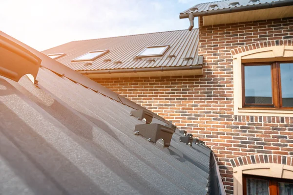 Metal çatı için oluk sistemi. Çatıda Holder kanalizasyon sistemi var..