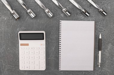 Araba servisi hesap özetleri. Araba tamiri işinin her türlü mali sorununun kavramı.