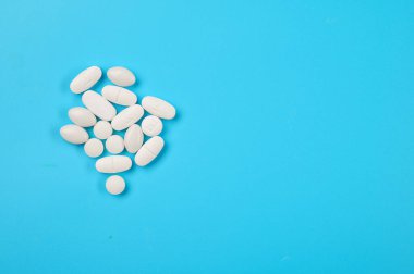 .Mavi arka planda eczacılık hapları. Metin için boş boşluk.