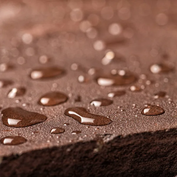 . Rutubet ve küften koruyucu sıvıyla kaplı doğal bir taş. Taşı nemden koru. Bir kayanın üzerine bir damla su. Hidrofobi.