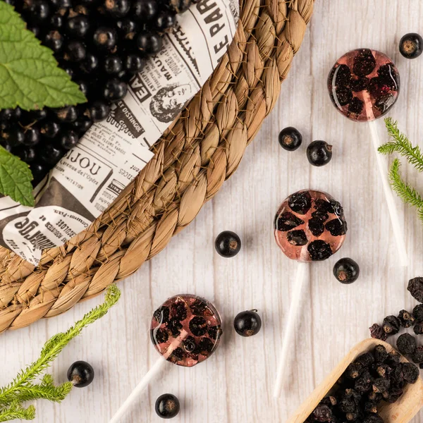 Hausgemachte Lutscher Aus Natürlichen Dehydrierten Johannisbeeren Auf Weißem Holzgrund Gesunde — Stockfoto