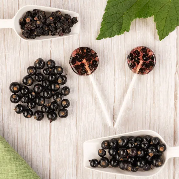 Hausgemachte Lutscher Aus Natürlichen Dehydrierten Johannisbeeren Auf Weißem Holzgrund Gesunde — Stockfoto