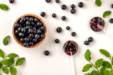 . Beyaz ahşap arka planda doğal kurutulmuş duttan yapılmış ev yapımı lolipoplar. Şekersiz sağlıklı vejetaryen yemeği..