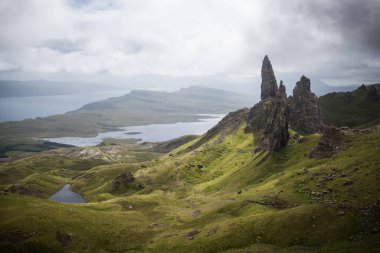 İskoçya 'da bulutlu bir yaz gününde, arka planda deniz olan Skye Adası' ndaki Storr 'un İhtiyar Adamı