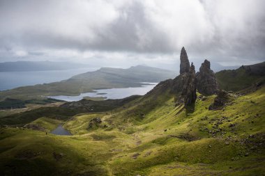 İskoçya 'da bulutlu bir yaz gününde, arka planda deniz olan Skye Adası' ndaki Storr 'un İhtiyar Adamı