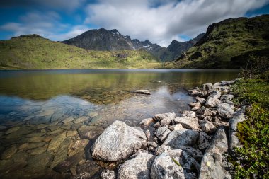 Norveç, Lofoten adalarında güneşli bir günde Haukland plajı ile Leknes yoğunluğu arasındaki göllerden biri.